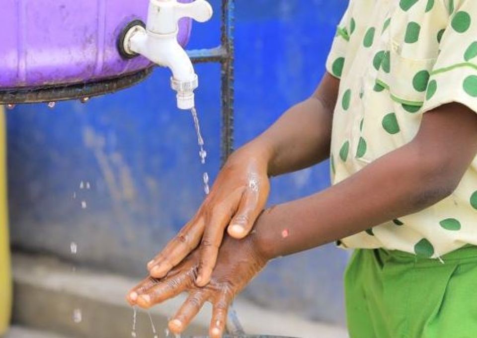 EsseQuam-Boy-washing